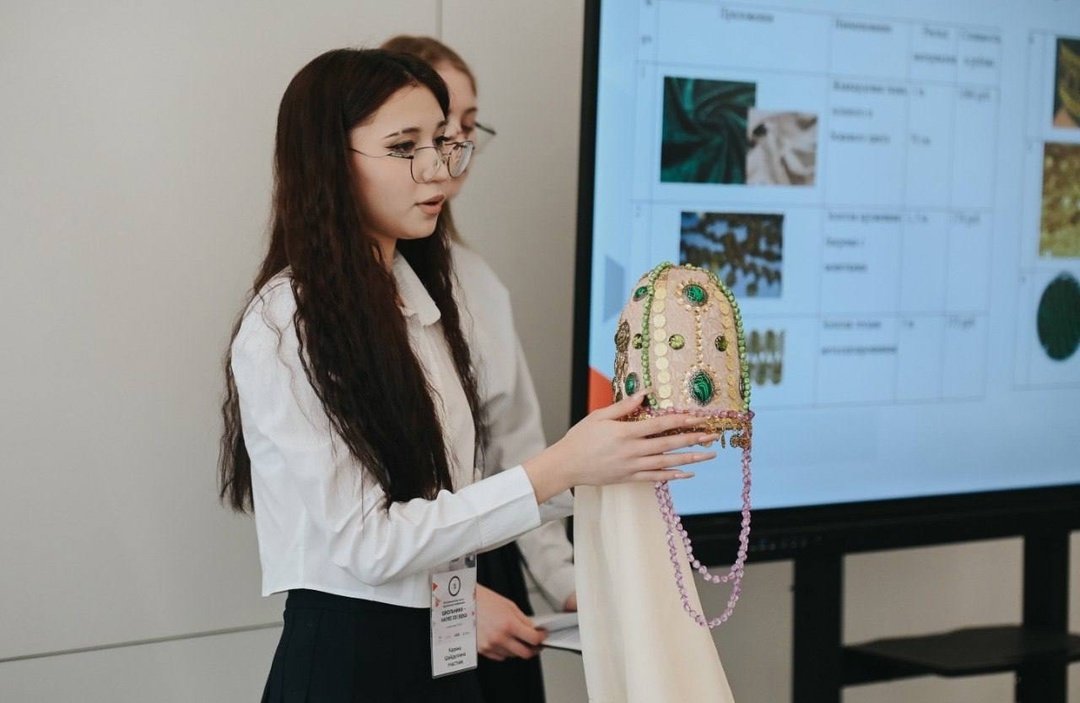 Школьники — науке XXI века Как работает гальванопластика, как сделать чат-бот для подготовки к ЕГЭ и как выглядел костюм Сююмбике. Эти и другие интересные…