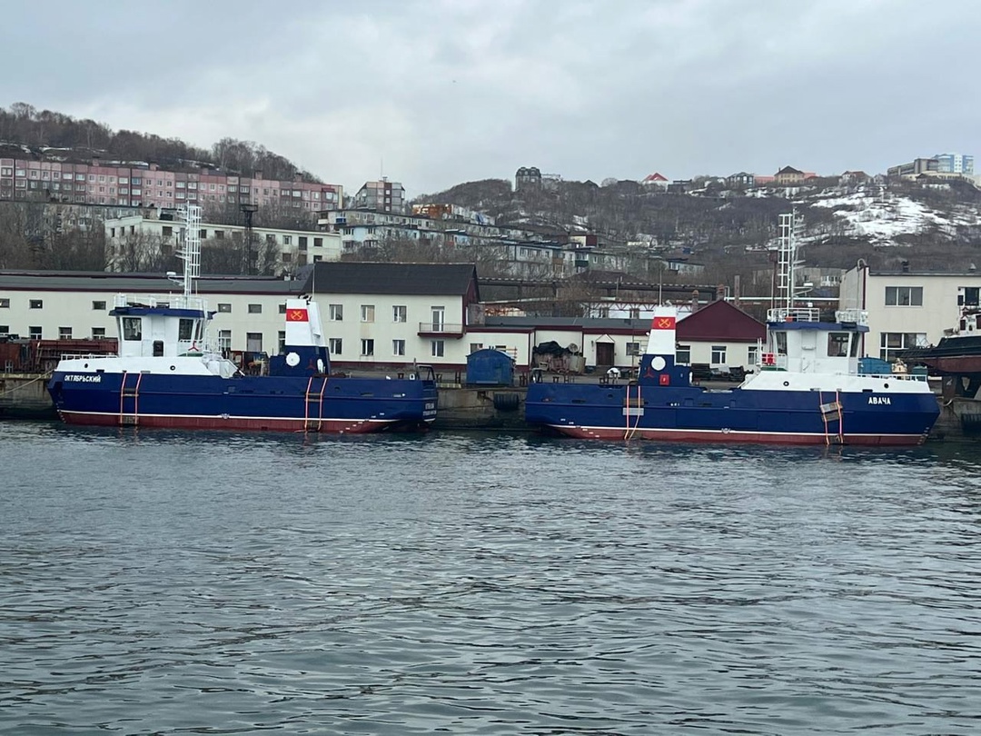 В Петропавловске-Камчатском спущены на воду малые рыболовные сейнеры «Авача» и «Октябрьский». Они строятся для Рыболовецкого колхоза им. В.И