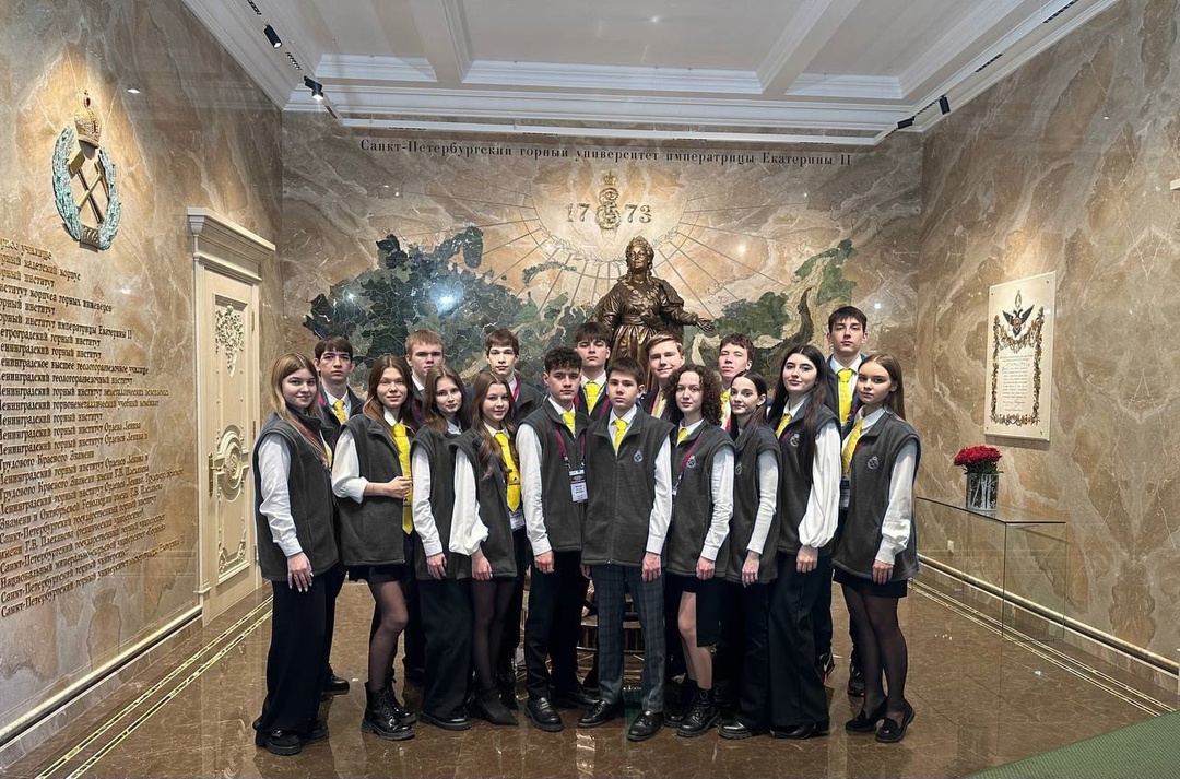 Будущее в надёжных руках На Всероссийском форуме «Школьная премьер-лига» в Санкт-Петербурге участники представили более 800 проектов