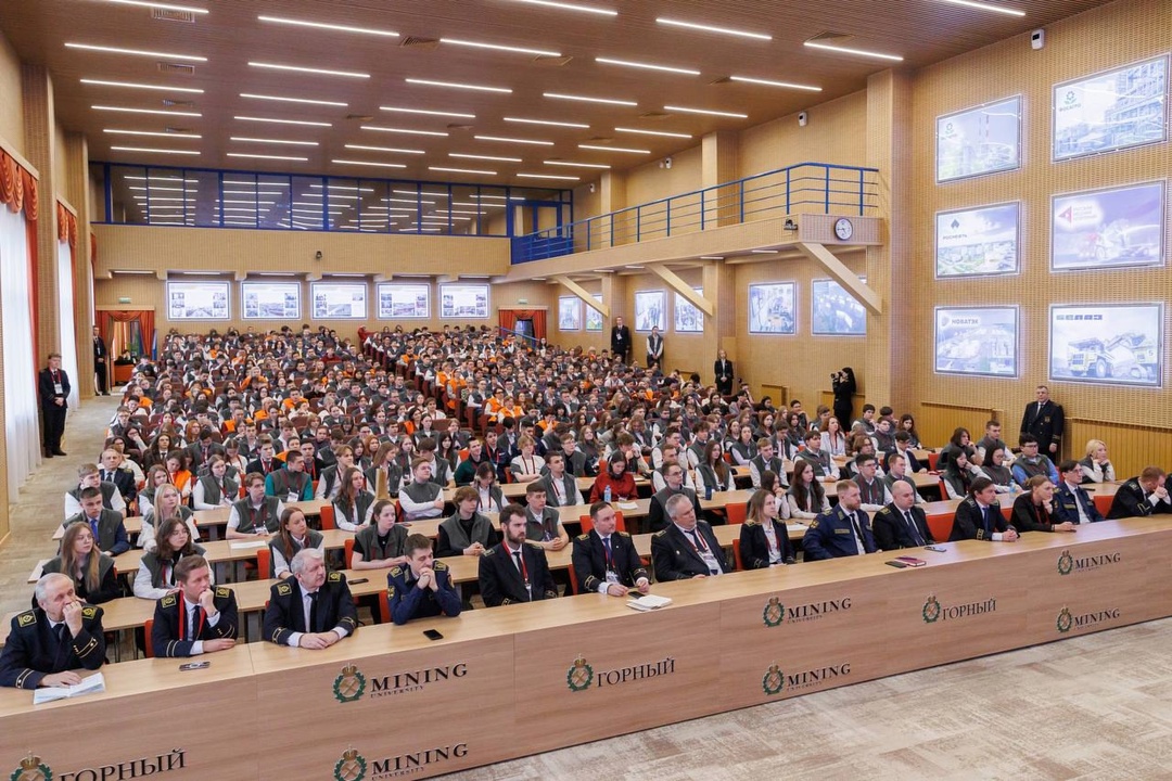 Будущее в надёжных руках На Всероссийском форуме «Школьная премьер-лига» в Санкт-Петербурге участники представили более 800 проектов