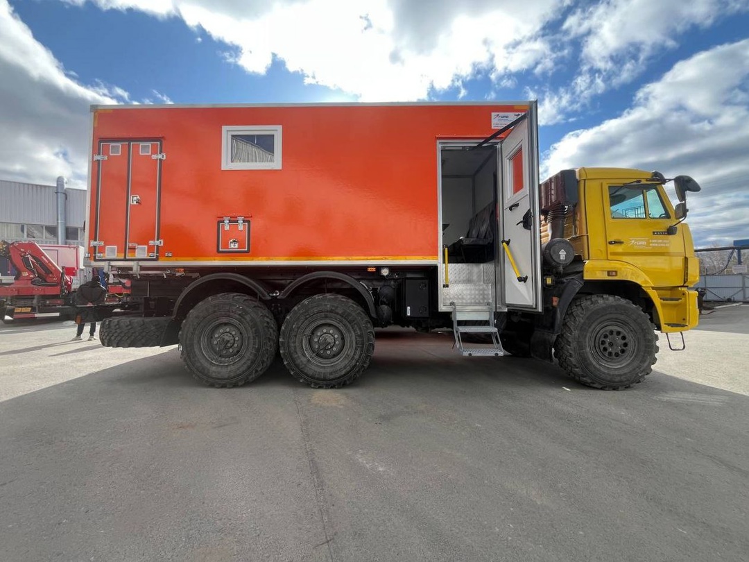 Три передвижные мастерские КАМАЗ отправились в Старый Оскол