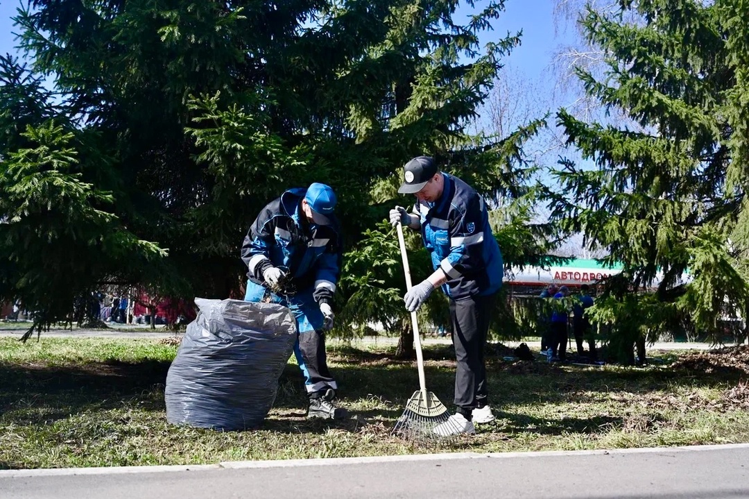 «Татнефть» делает чисто Сегодня в прекрасное апрельское утро тысячи работников «Татнефти» приняли участие в субботнике
