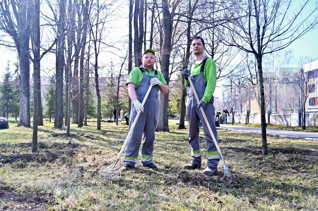 «Татнефть» делает чисто Сегодня в прекрасное апрельское утро тысячи работников «Татнефти» приняли участие в субботнике