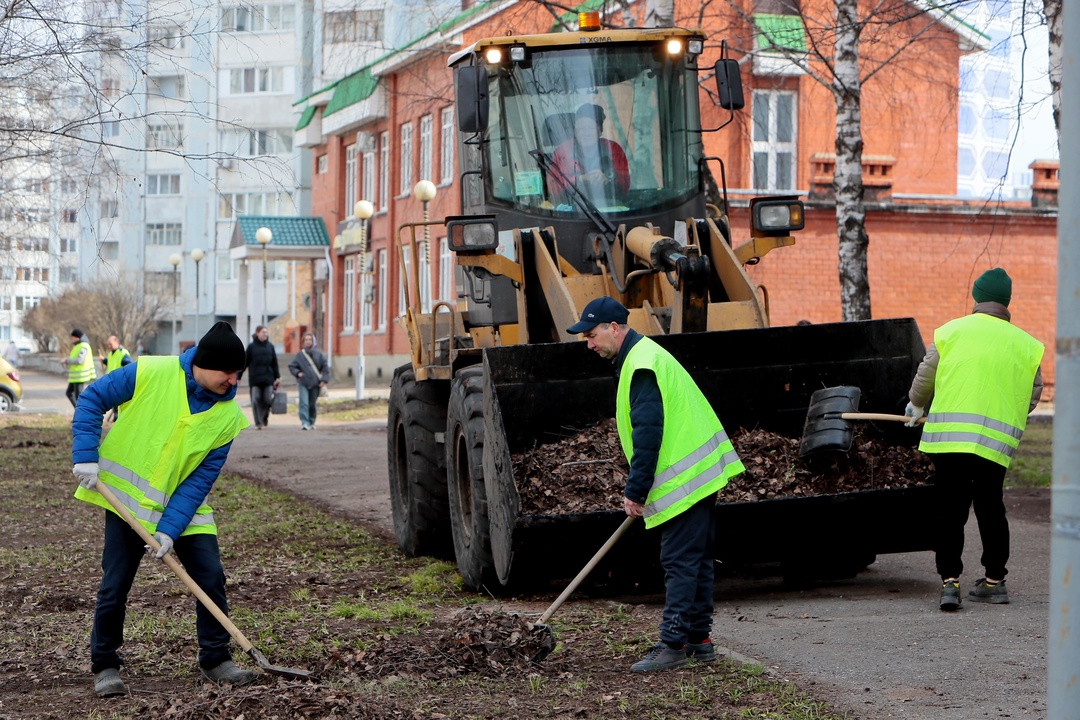 «Татнефть» делает чисто Сегодня в прекрасное апрельское утро тысячи работников «Татнефти» приняли участие в субботнике