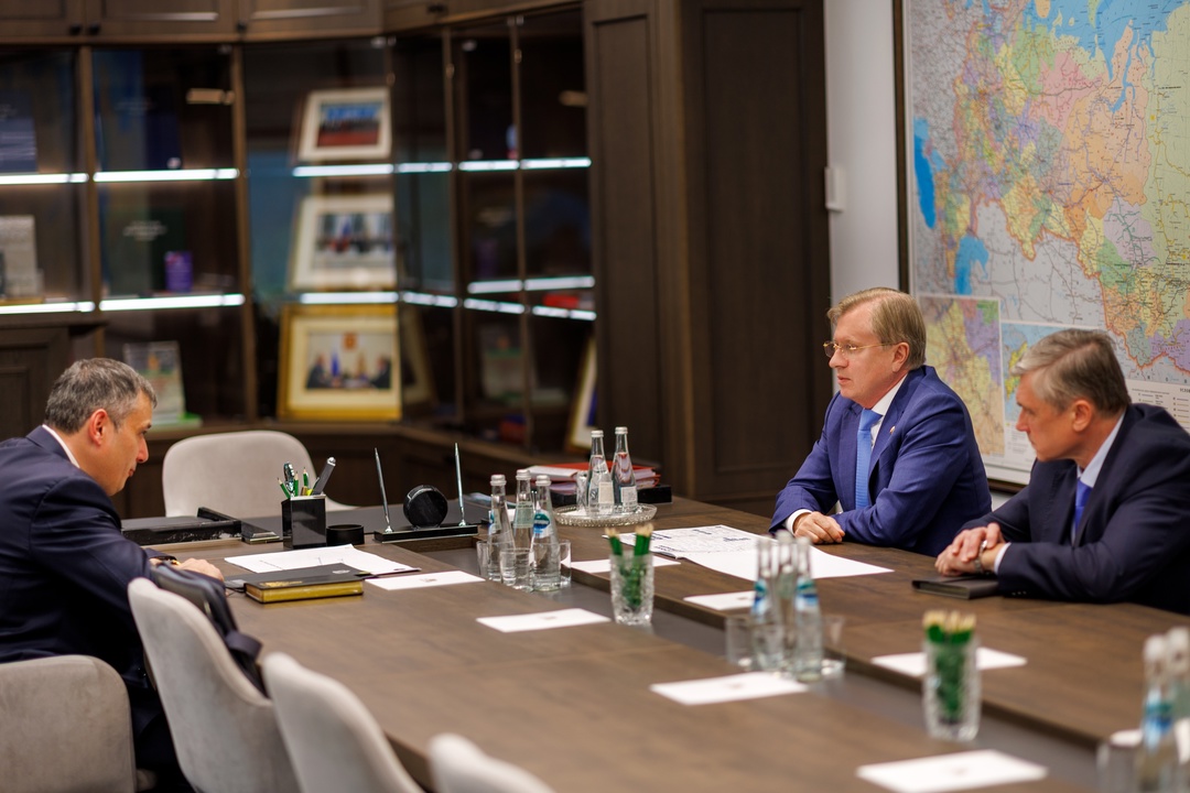 Виталий Савельев обсудил с врио главы Курской области Александром Хинштейном перспективы развития транспортного комплекса Курской области
