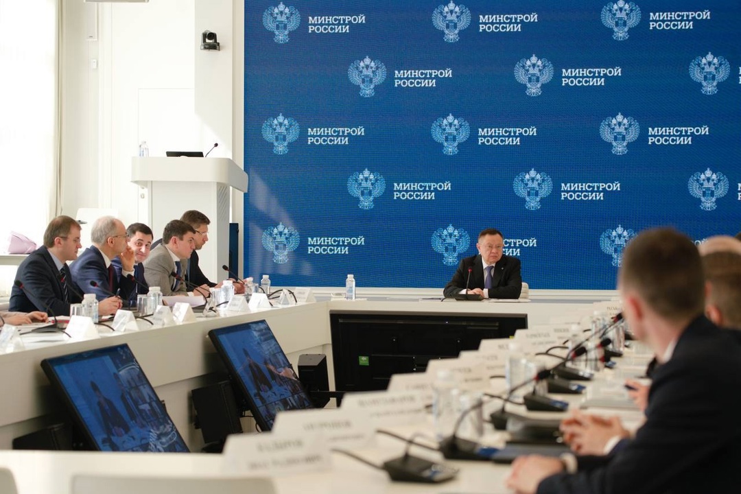 В Минстрое России прошло еженедельное оперативное совещание под председательством Министра строительства и ЖКХ РФ Ирека Файзуллина