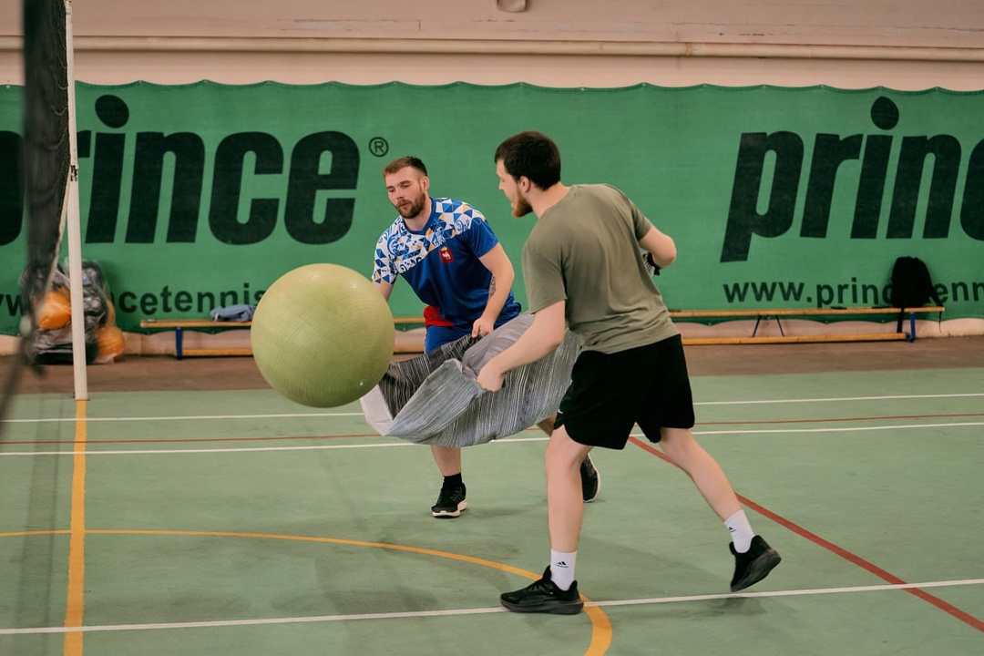 Пока вы перекидываете отчёты - мы перекидываем мяч простынями