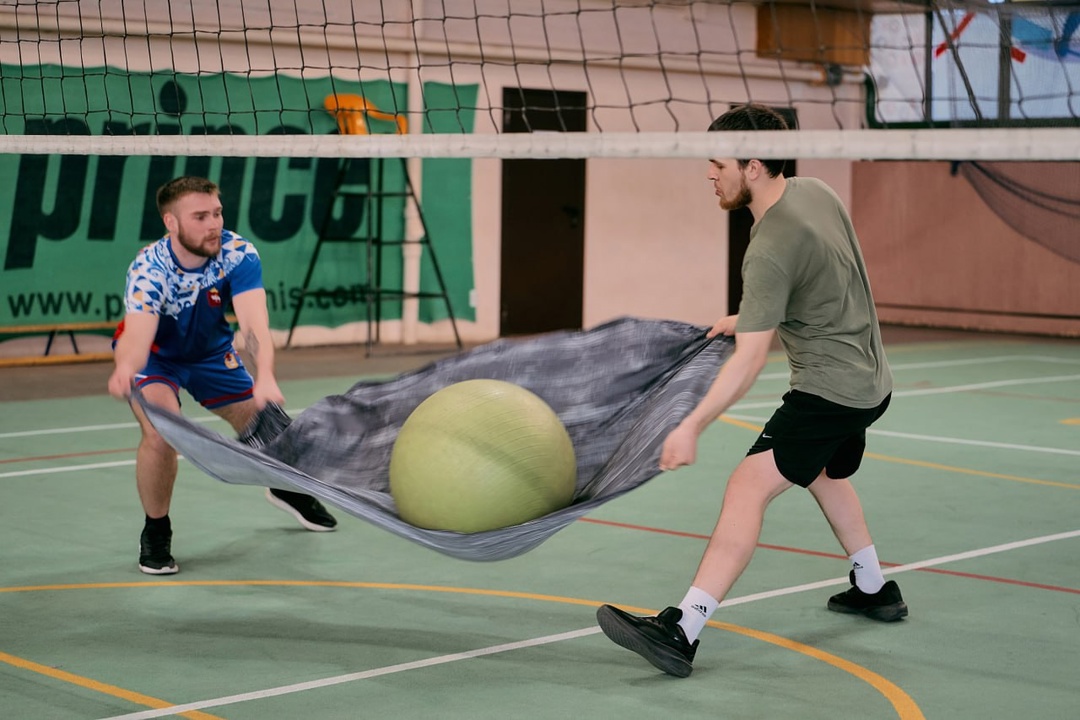 Пока вы перекидываете отчёты - мы перекидываем мяч простынями