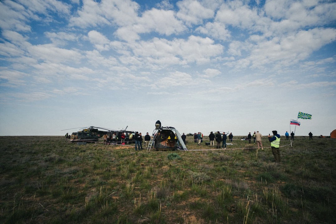 Долгожданное возвращение домой Экипаж корабля «Союз МС-26», состоящий из космонавтов Алексея Овчинина и Ивана Вагнера, а также астронавта NASA Дональда…