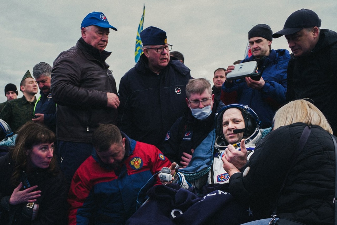 Долгожданное возвращение домой Экипаж корабля «Союз МС-26», состоящий из космонавтов Алексея Овчинина и Ивана Вагнера, а также астронавта NASA Дональда…