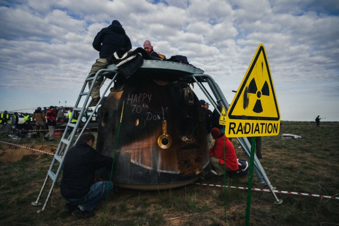 Долгожданное возвращение домой Экипаж корабля «Союз МС-26», состоящий из космонавтов Алексея Овчинина и Ивана Вагнера, а также астронавта NASA Дональда…