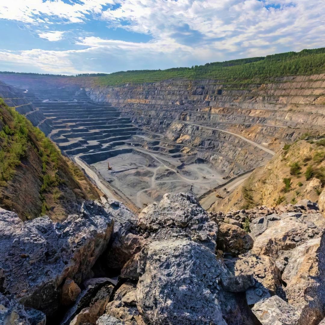И вновь начинаем день с поздравлений. Сегодня чествуем нашего юбиляра — Ачинский глиноземный комбинат!