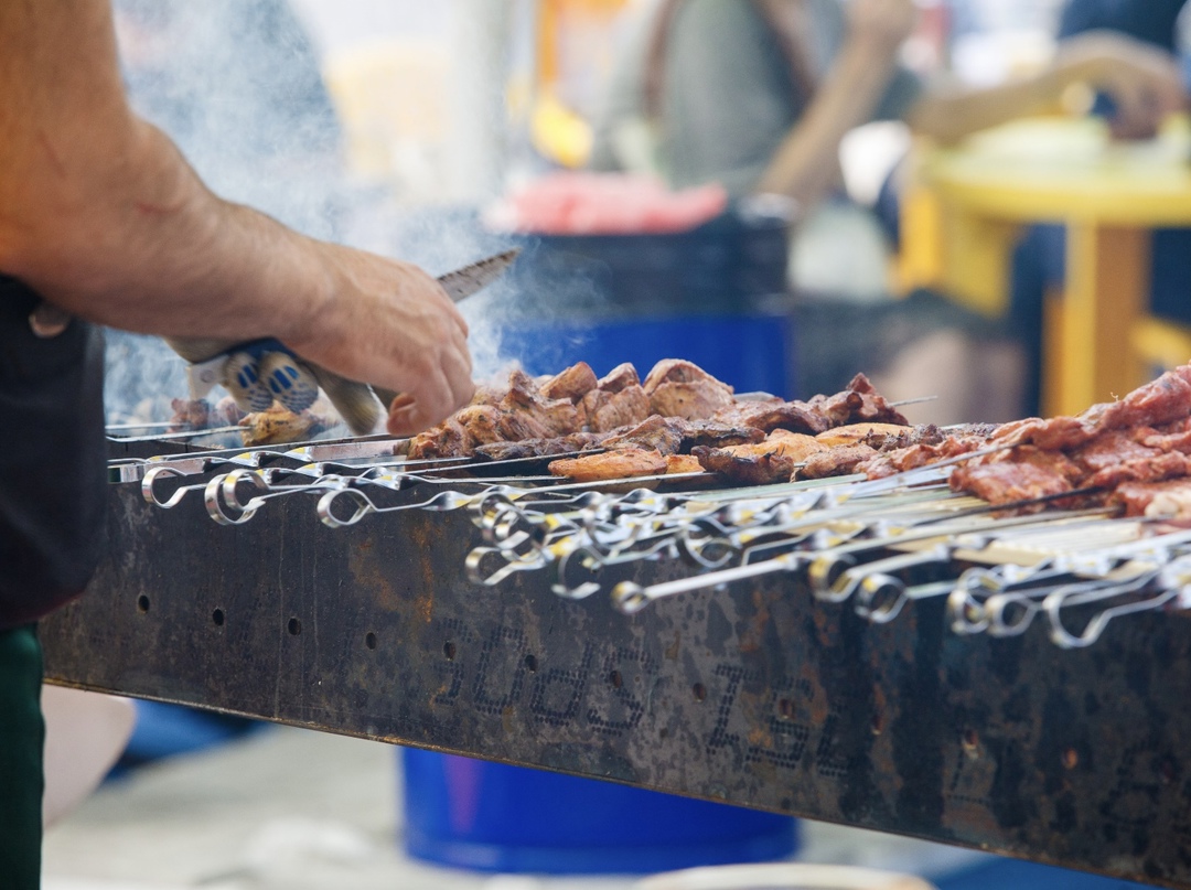 В мае-сентябре розничные продажи шашлыков могут вырасти на 3% год к году, до 96,3 тыс. т, пишет «Коммерсантъ» со ссылкой на прогноз аналитической компании…