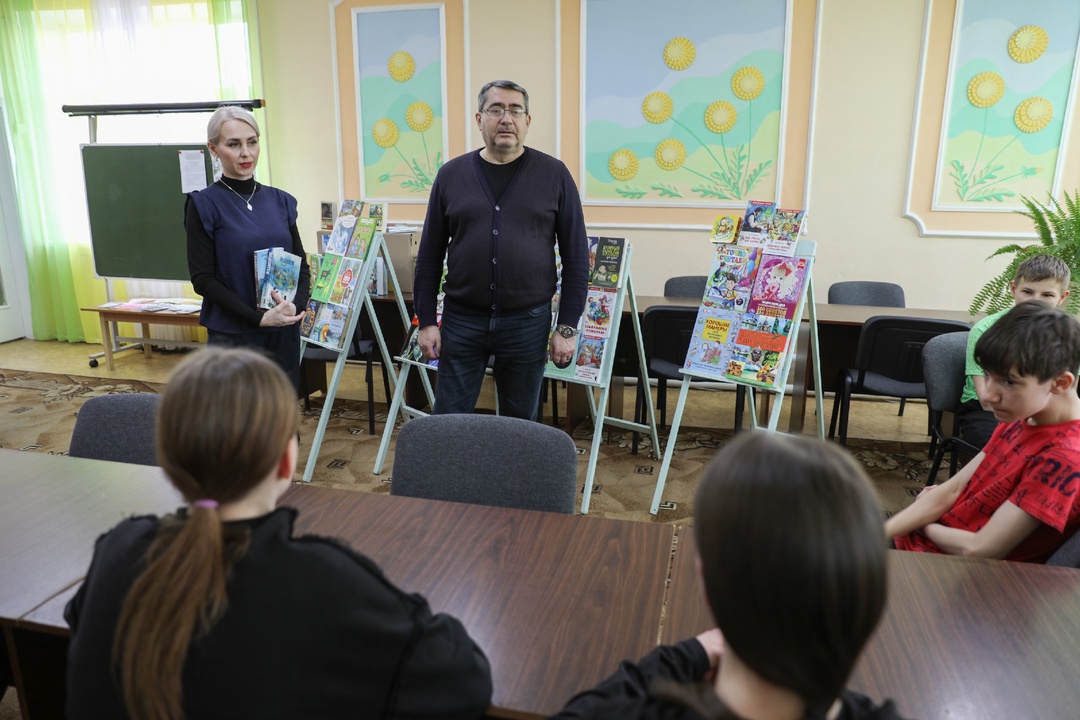 Более 70 книг передали волонтеры-газовики воспитанникам Свободненского детского дома