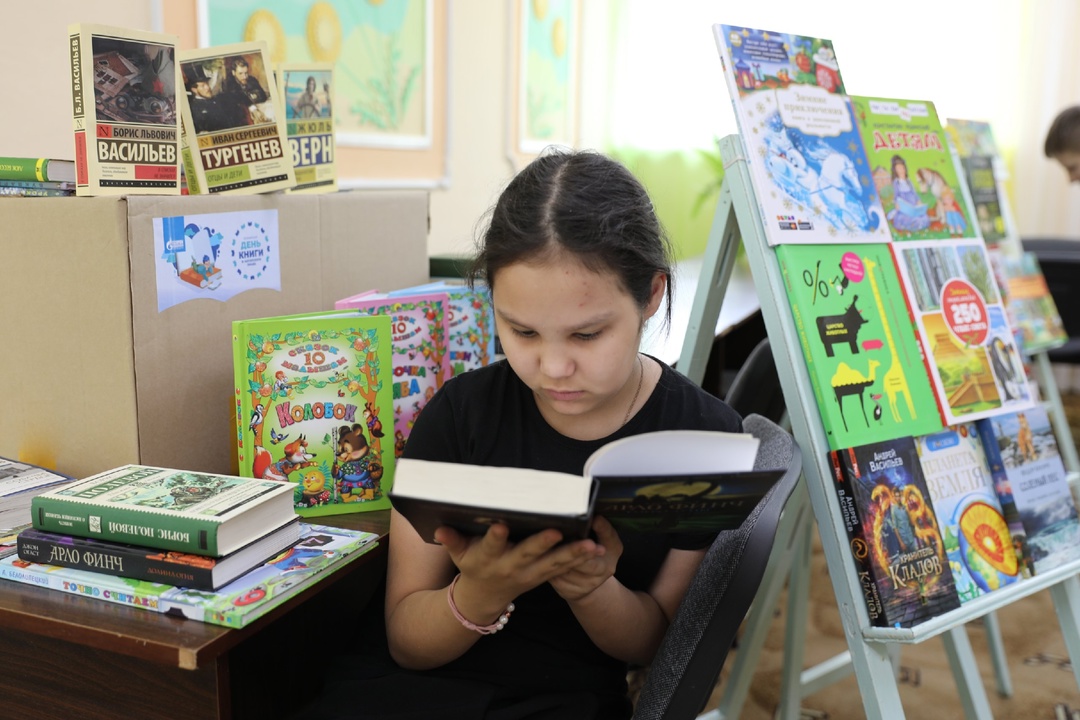 Более 70 книг передали волонтеры-газовики воспитанникам Свободненского детского дома