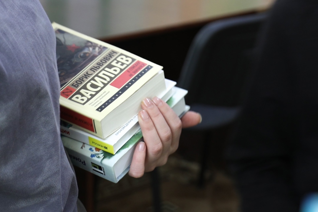 Более 70 книг передали волонтеры-газовики воспитанникам Свободненского детского дома