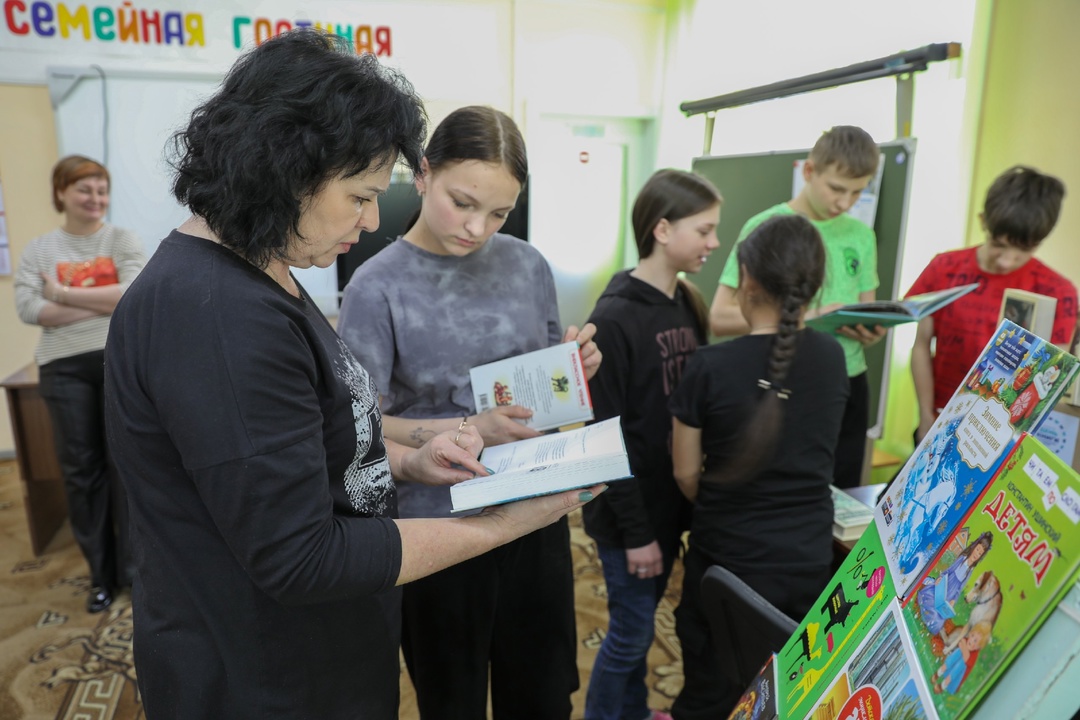 Более 70 книг передали волонтеры-газовики воспитанникам Свободненского детского дома