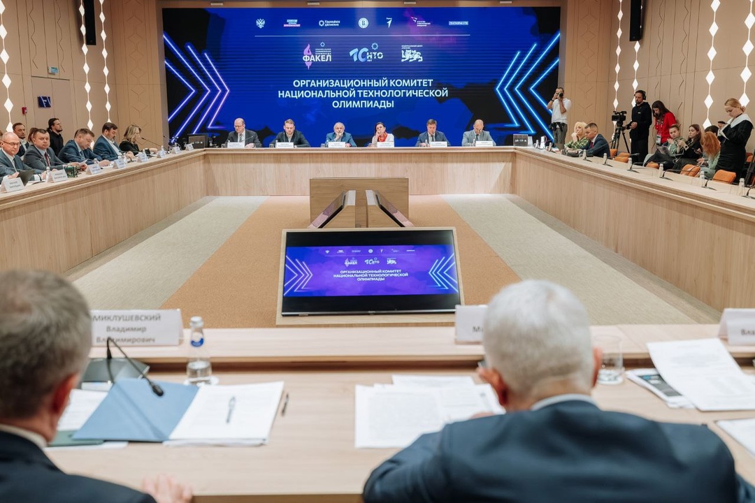 Сергей Кириенко и Дмитрий Чернышенко провели заседание оргкомитета НТО и поприветствовали участников премии «Факел»