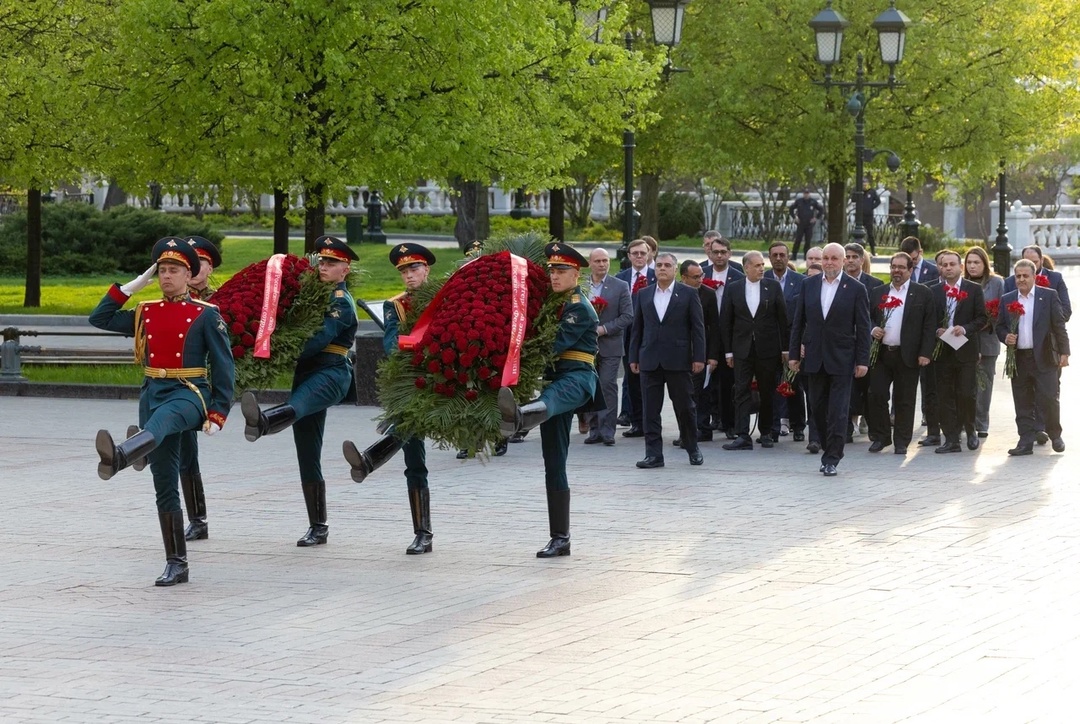 Сергей Цивилев и Мохсен Пакнежад возложили венок к Могиле Неизвестного Солдата