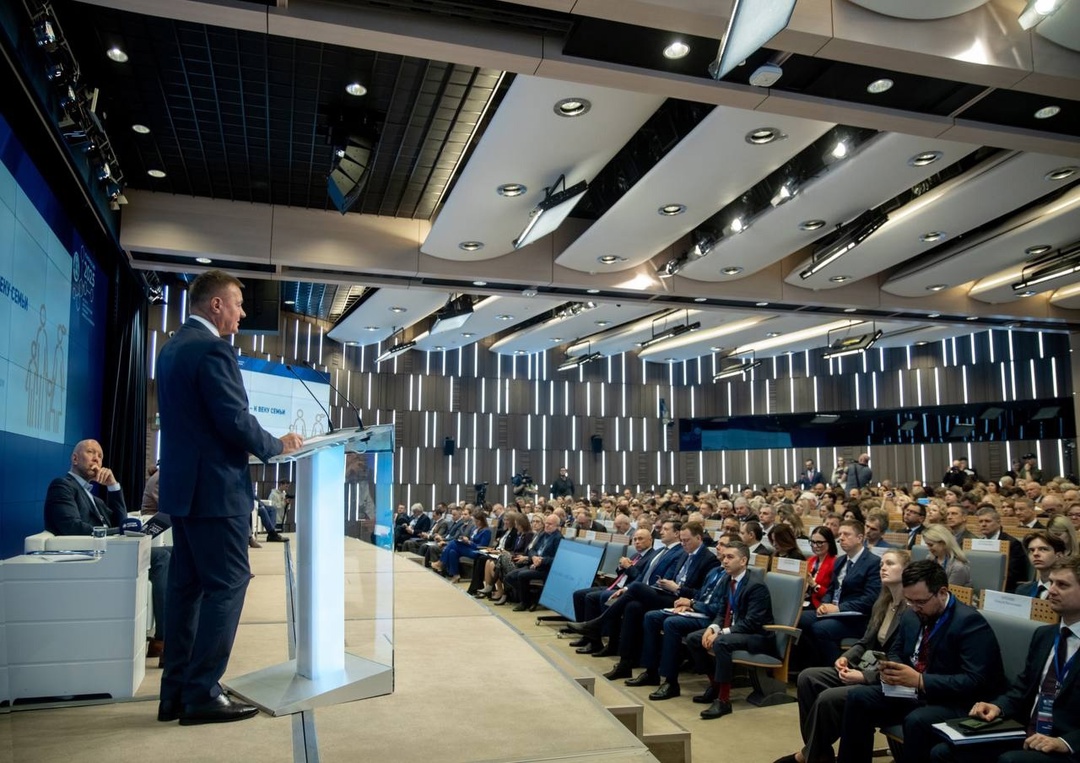 Глава Минтранса Роман Старовойт выступил на ежегодной всероссийской научно-практической конференции «От Года семьи — к веку семьи»