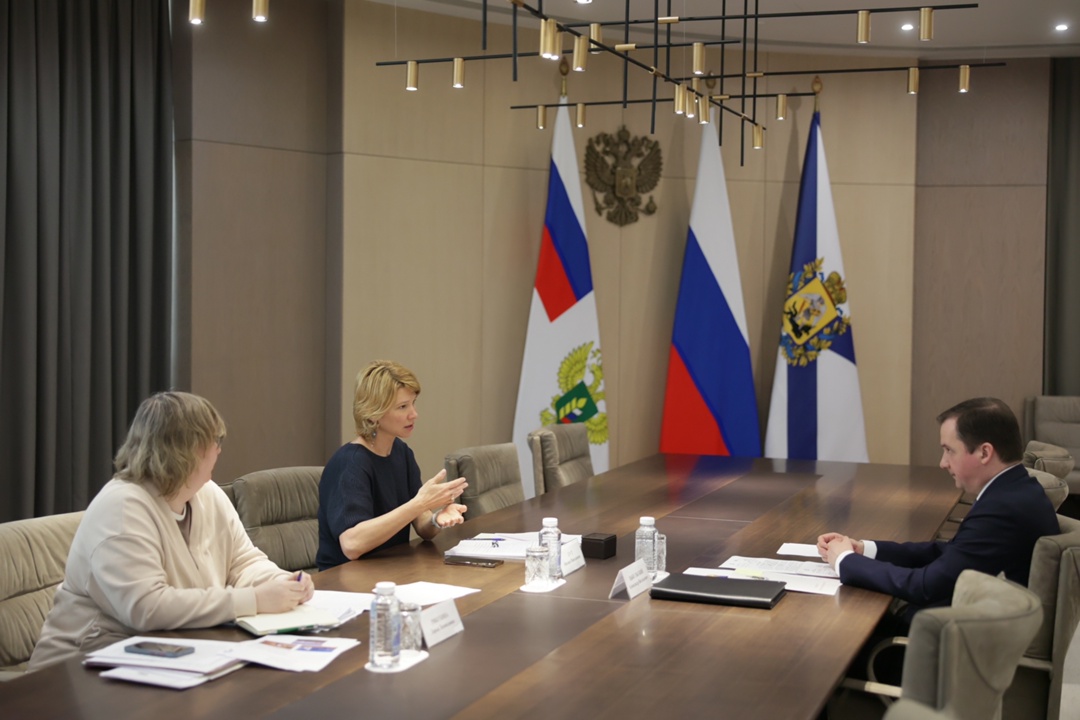 Глава Минсельхоза Оксана Лут обсудила развитие сельских территорий Архангельской области с губернатором Александром Цыбульским.