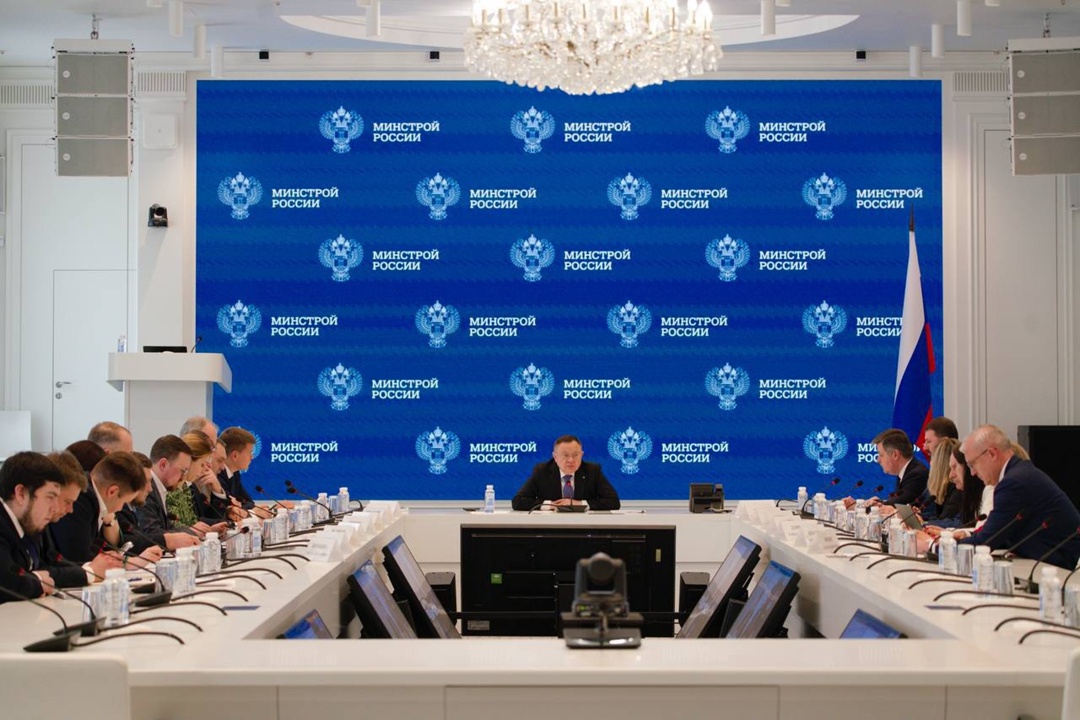 Министр строительства и ЖКХ РФ Ирек Файзуллин провел совещание по итогам заседания Президиума Госсовета РФ "О развитии инфраструктуры для жизни"