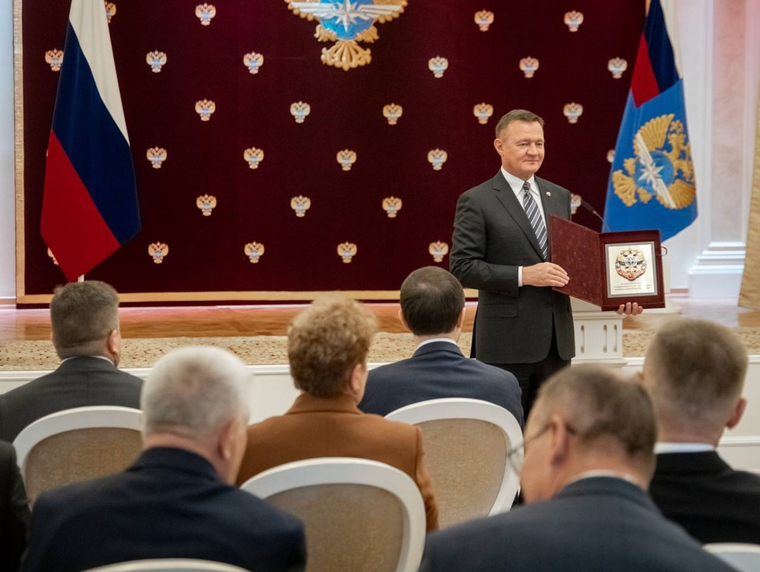 В Минтрансе России состоялась торжественная церемония вручения наград. Роман Старовойт вручил их в преддверии Дня Весны и Труда и Дня Победы