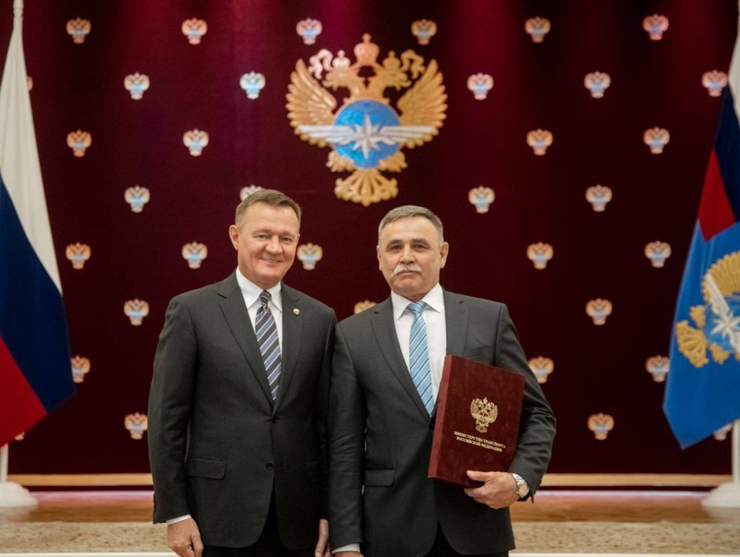 В Минтрансе России состоялась торжественная церемония вручения наград. Роман Старовойт вручил их в преддверии Дня Весны и Труда и Дня Победы