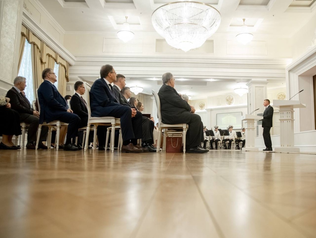 В Минтрансе России состоялась торжественная церемония вручения наград. Роман Старовойт вручил их в преддверии Дня Весны и Труда и Дня Победы