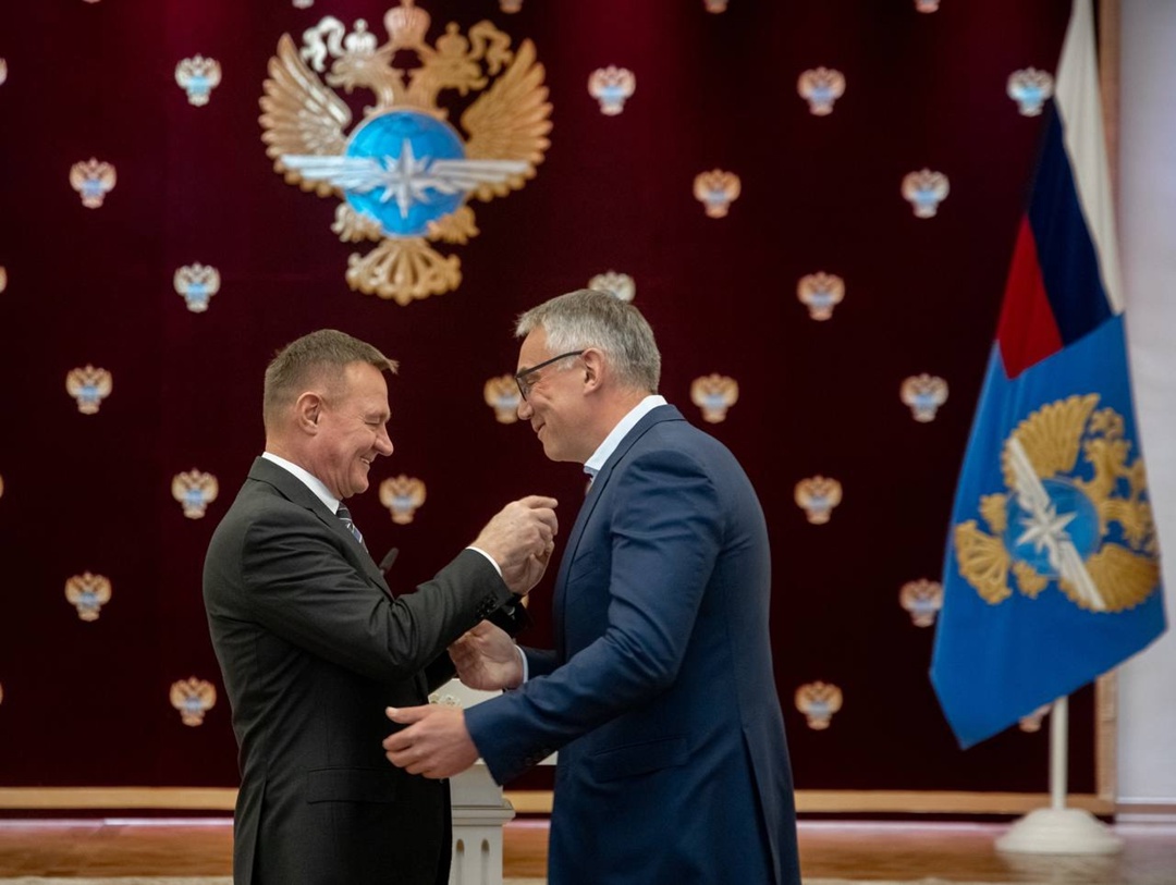 В Минтрансе России состоялась торжественная церемония вручения наград. Роман Старовойт вручил их в преддверии Дня Весны и Труда и Дня Победы