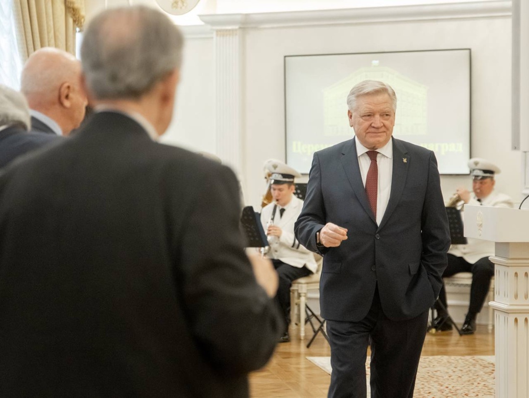 В Минтрансе России состоялась торжественная церемония вручения наград. Роман Старовойт вручил их в преддверии Дня Весны и Труда и Дня Победы