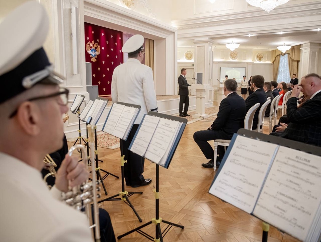 В Минтрансе России состоялась торжественная церемония вручения наград. Роман Старовойт вручил их в преддверии Дня Весны и Труда и Дня Победы