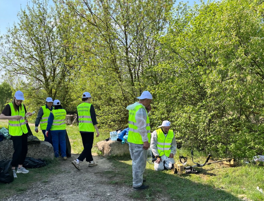 В рамках «Недели охраны труда» в сахарном бизнес-направлении состоялся субботник в водоохранной зоне Никифоровского района.