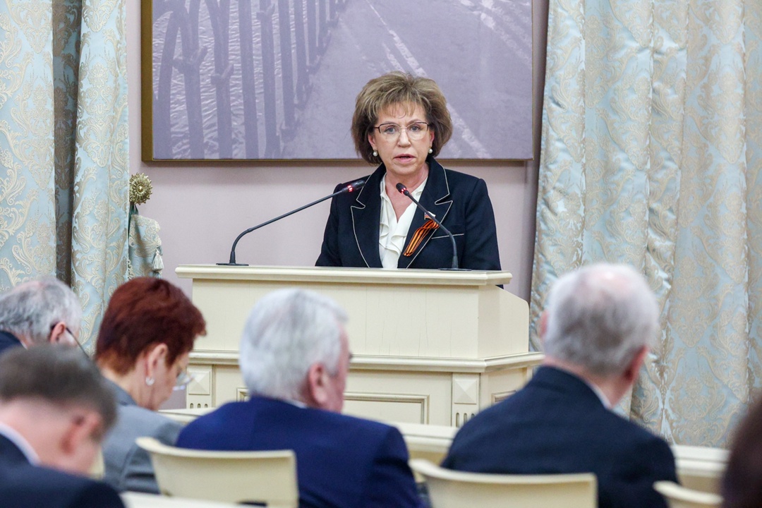 Председатель Комитета СФ по социальной политике Елена Перминова и заместитель председателя Комитета СФ по науке, образованию и культуре Людмила Скаковская…