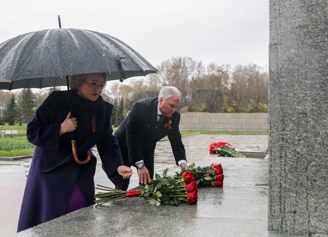 Члены Совета законодателей почтили память погибших воинов-освободителей и жителей блокадного Ленинграда.