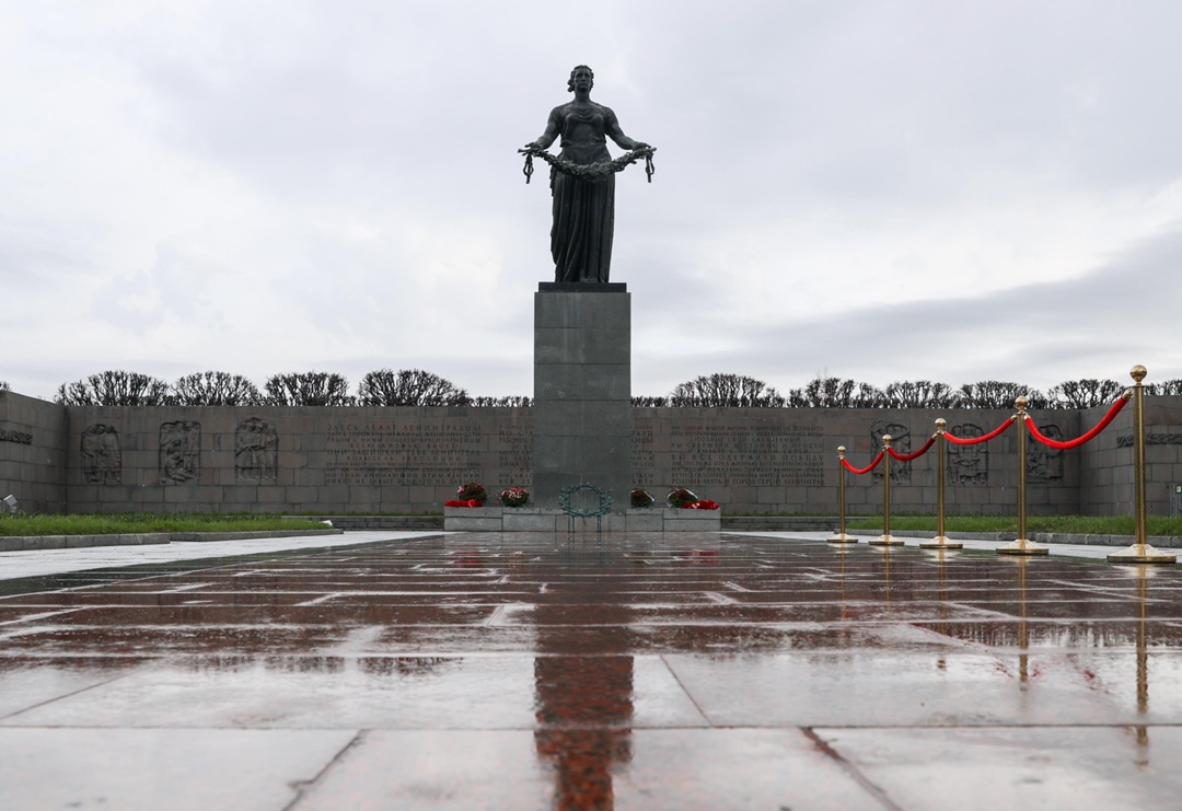 Члены Совета законодателей почтили память погибших воинов-освободителей и жителей блокадного Ленинграда.