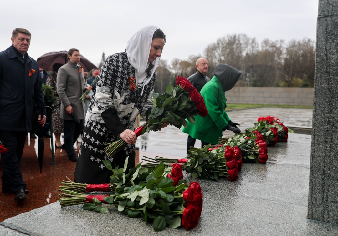 Члены Совета законодателей почтили память погибших воинов-освободителей и жителей блокадного Ленинграда.