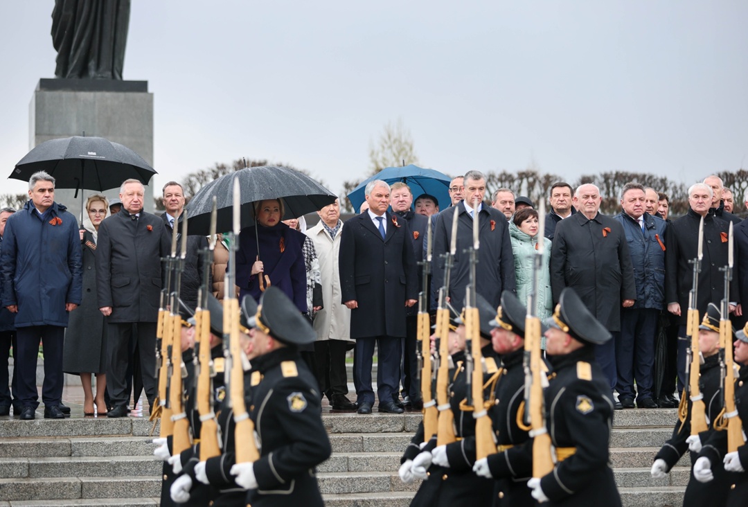 Члены Совета законодателей почтили память погибших воинов-освободителей и жителей блокадного Ленинграда.
