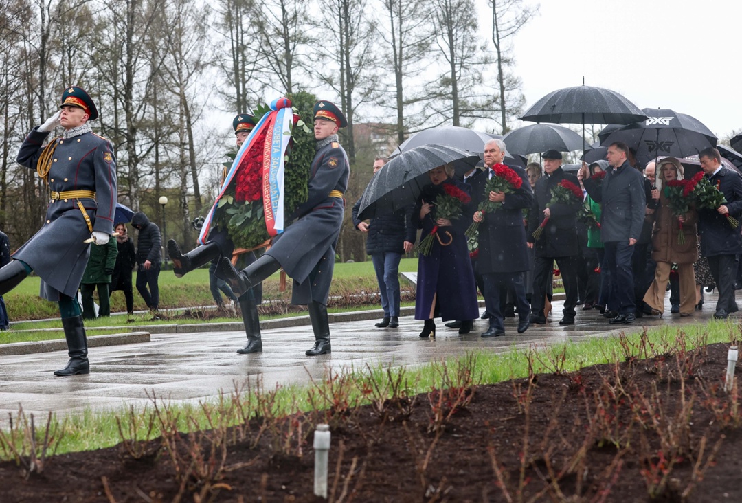 Члены Совета законодателей почтили память погибших воинов-освободителей и жителей блокадного Ленинграда.