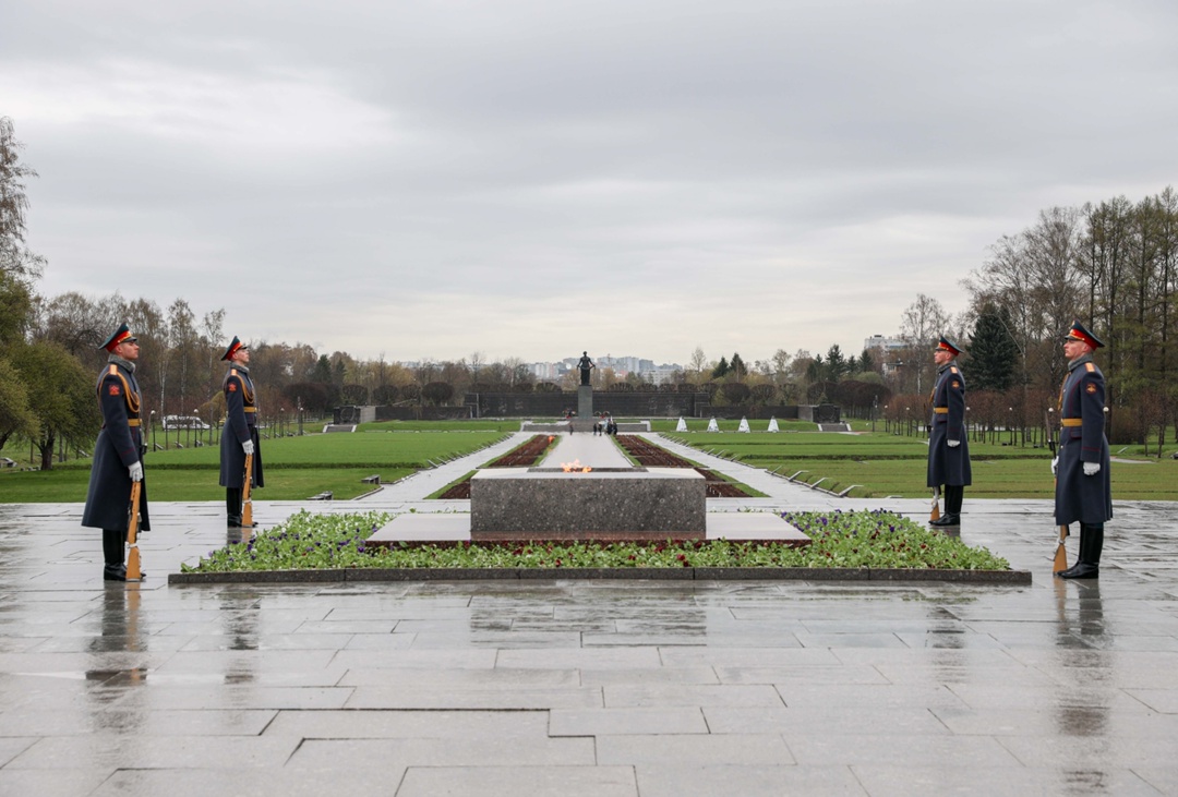 Члены Совета законодателей почтили память погибших воинов-освободителей и жителей блокадного Ленинграда.