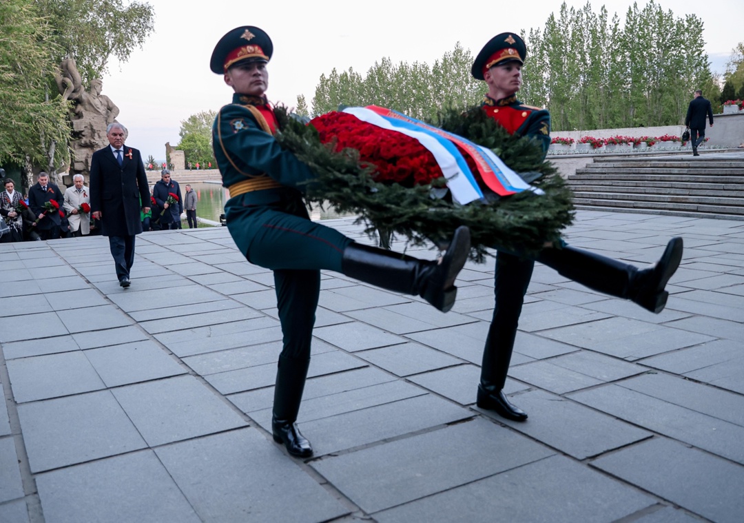 Председатель Государственной Думы Вячеслав Володин и депутаты ГД почтили память защитников Сталинграда.