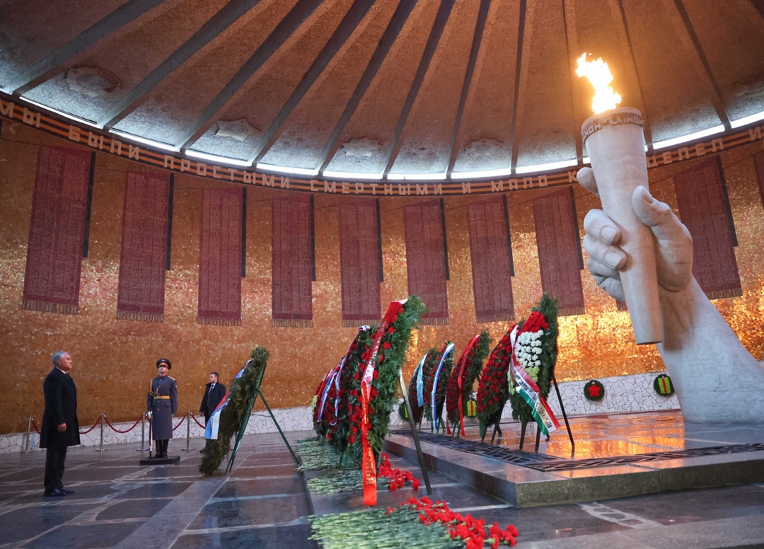 Председатель Государственной Думы Вячеслав Володин и депутаты ГД почтили память защитников Сталинграда.