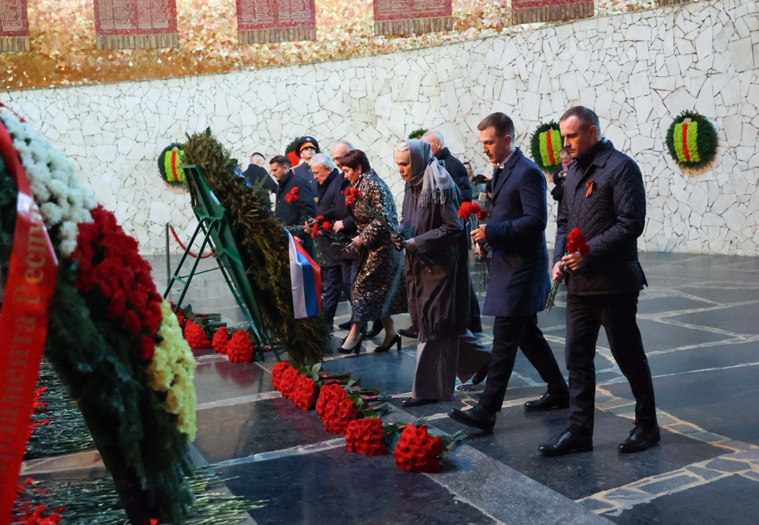 Председатель Государственной Думы Вячеслав Володин и депутаты ГД почтили память защитников Сталинграда.