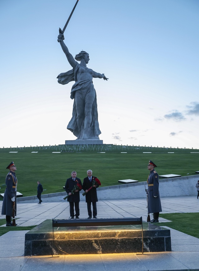 Председатель Государственной Думы Вячеслав Володин и депутаты ГД почтили память защитников Сталинграда.