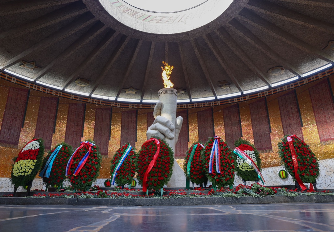 Председатель Государственной Думы Вячеслав Володин и депутаты ГД почтили память защитников Сталинграда.