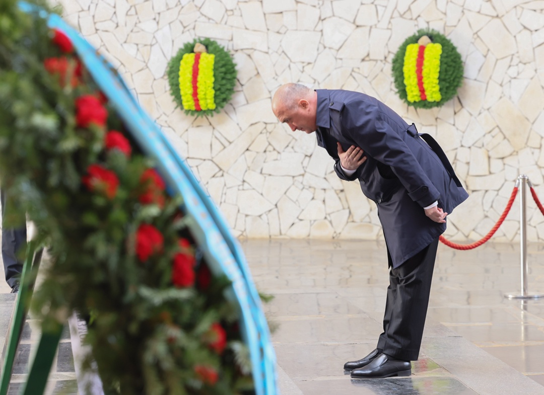 Председатель Государственной Думы Вячеслав Володин и депутаты ГД почтили память защитников Сталинграда.