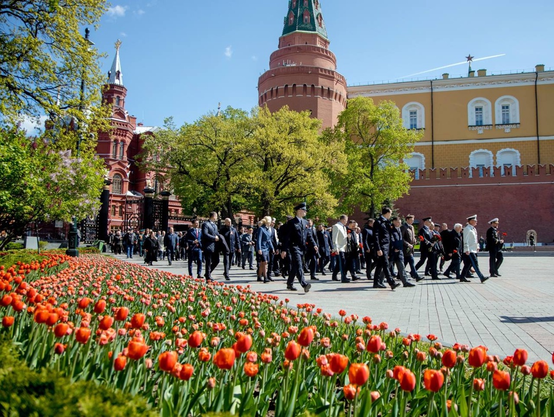 В преддверии Дня Победы транспортники возложили венки и цветы к Вечному огню у могилы Неизвестного солдата