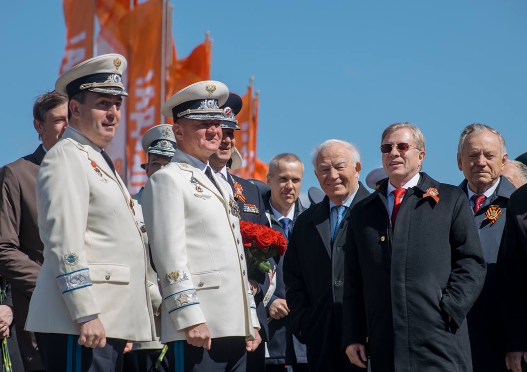 В преддверии Дня Победы транспортники возложили венки и цветы к Вечному огню у могилы Неизвестного солдата