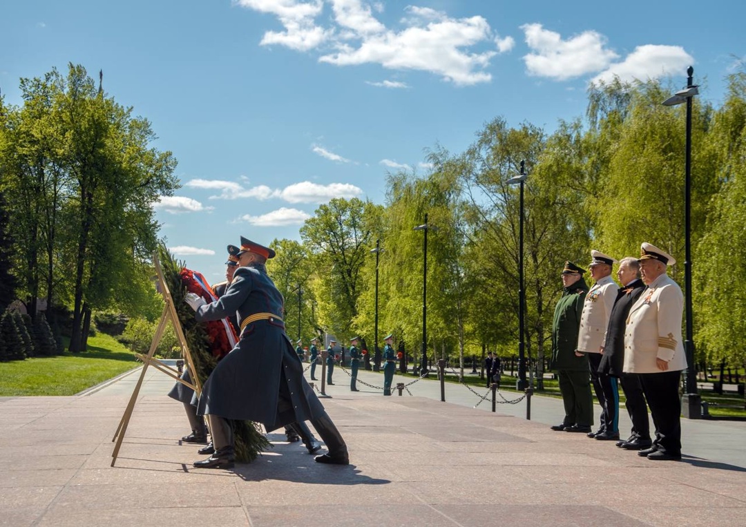 В преддверии Дня Победы транспортники возложили венки и цветы к Вечному огню у могилы Неизвестного солдата
