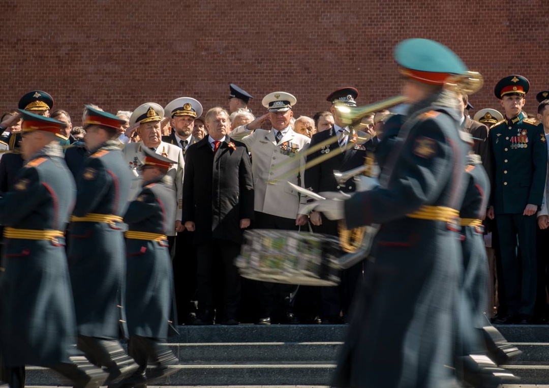 В преддверии Дня Победы транспортники возложили венки и цветы к Вечному огню у могилы Неизвестного солдата